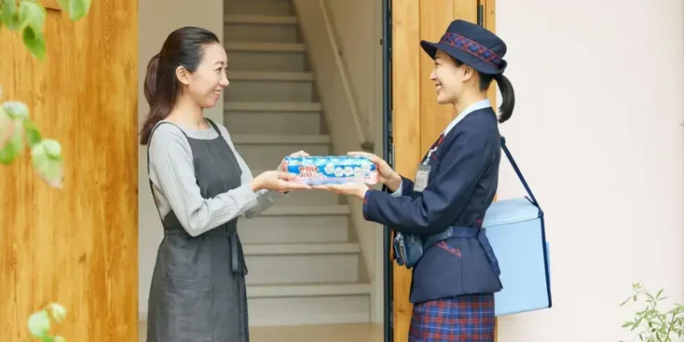 Las repartidoras de yogur que combaten la soledad en Japón, uno de los países más envejecidos del mundo