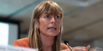 Presentan cargos por presunta corrupción contra Begoña Gómez, esposa del presidente español Pedro Sánchez