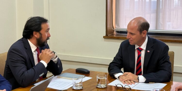 Gobernador Crisóstomo solicita al MOP definiciones ante proyectos clave para Ñuble: Aeropuerto, Paso internacional y Puente Itata