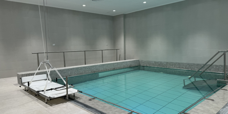Hospital Regional de Ñuble incorpora la primera piscina terapéutica en la red pública del país