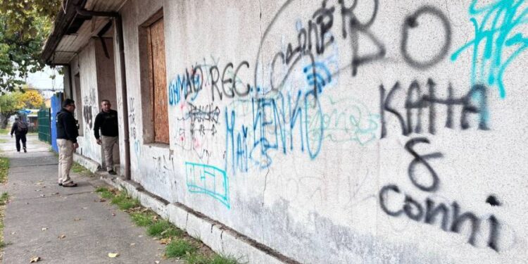 Carabineros desaloja céntrica casa “okupa” tras denuncias de vecinos