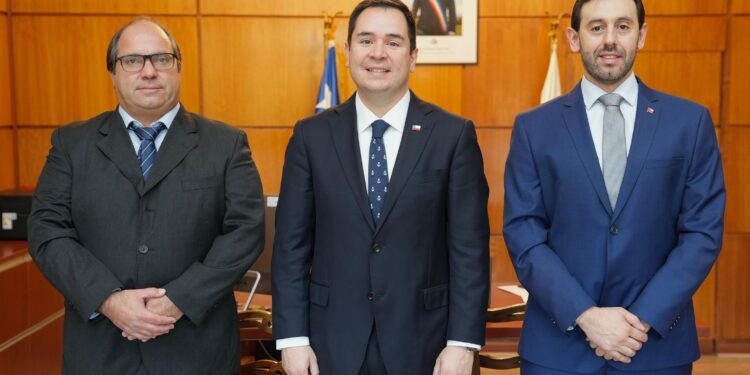 DELEGADO PRESIDENCIAL PRESENTA AL NUEVO DIRECTOR DE LA DOH