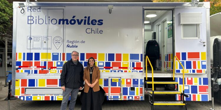 Seremi de Cultura inaugura nuevo Bibliomóvil que recorrerá Ñuble acercando la lectura a comunidades rurales
