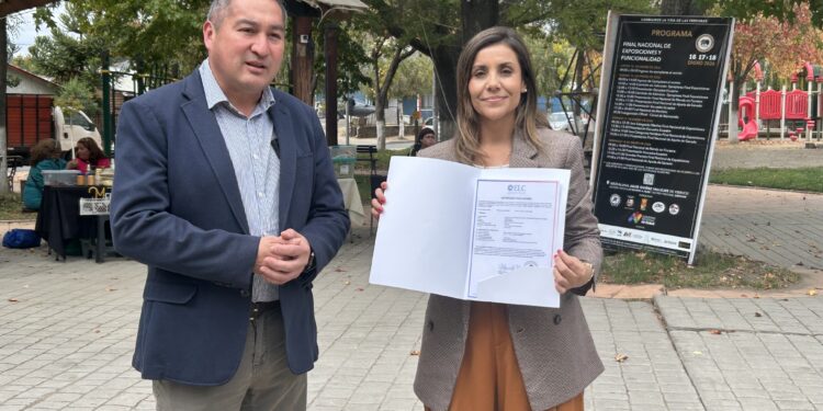 Seremi de Cultura entrega licencia para exhibición de cine a municipalidad de Trehuaco