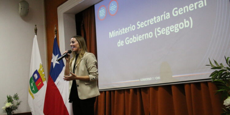 Ministra Mara Sedini lideró charla informativa a más de 100 dirigentes carmelinos