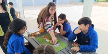 Denuncias por convivencia escolar suben 22% y expertos apuntan a habilidades socioemocionales como clave