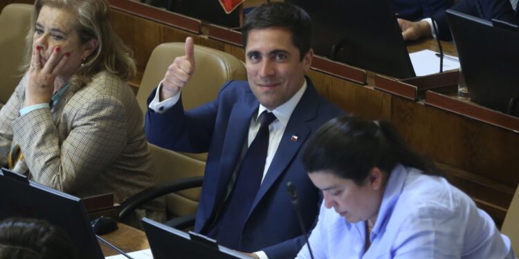 «Escuelas Protegidas»: Martínez respalda proyecto que restringe gratuidad a estudiantes condenados y que endurece sanciones a quienes suspendan clases