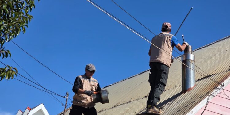Inician inédita limpieza gratuita de estufas para adultos mayores de El Carmen
