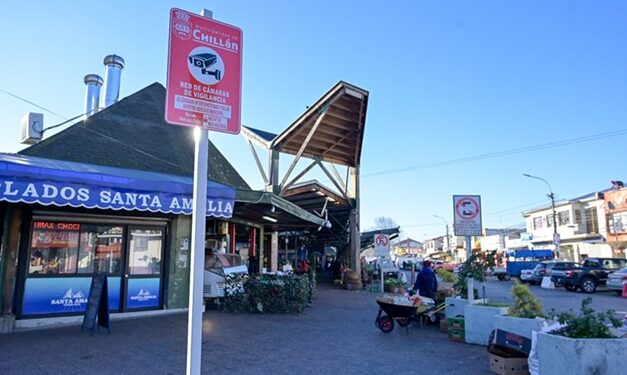 Corte de tránsito y desvíos del transporte público en el centro de Chillán.