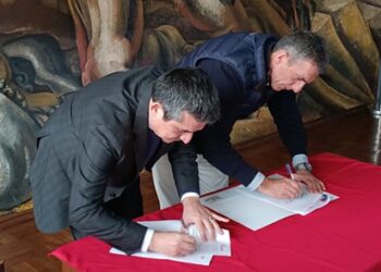 Municipio y SLEP Valle Diguillín firman convenio para fortalecer la educación pública