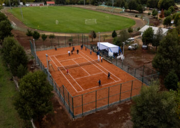 El Carmen fortalece su infraestructura deportiva con la primera cancha de tenis y moderno recinto de pasto sintético