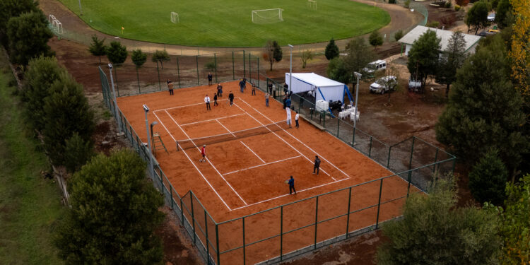 El Carmen fortalece su infraestructura deportiva con la primera cancha de tenis y moderno recinto de pasto sintético