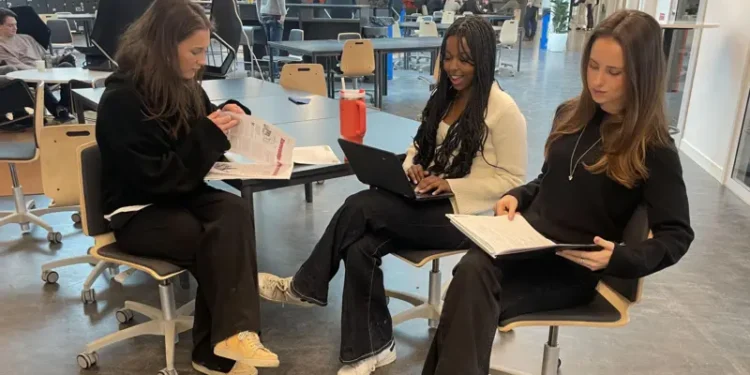 Suecia vuelve al lápiz y papel: por qué uno de los países más tecnológicos de Europa está reduciendo la educación digital