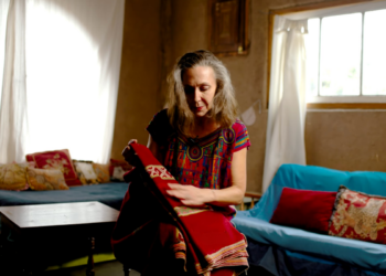 El poncho de Gabriel Parra revive en la voz de su hija Juanita en un nuevo aniversario de su partida