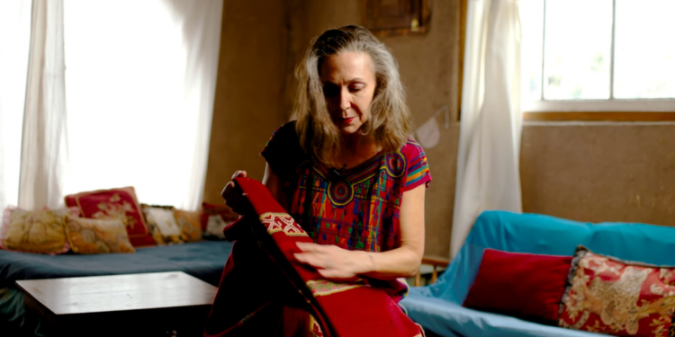 El poncho de Gabriel Parra revive en la voz de su hija Juanita en un nuevo aniversario de su partida