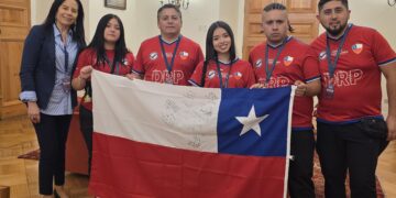 Reciben en La Moneda a estudiantes del Liceo Politécnico de San Carlos que participarán del mundial de electrónica en Rumania