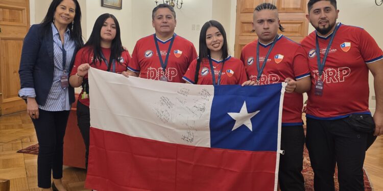 Reciben en La Moneda a estudiantes del Liceo Politécnico de San Carlos que participarán del mundial de electrónica en Rumania