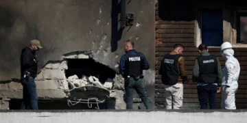 «La guerra de Rusia cruza otra línea roja»: el choque de un dron contra un edificio en Rumania deja dos heridos y provoca la condena de la OTAN