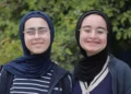 Las hermanas adolescentes de Gaza que ganaron un premio por convertir escombros de la guerra en ladrillos