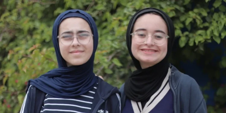 Las hermanas adolescentes de Gaza que ganaron un premio por convertir escombros de la guerra en ladrillos