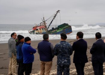 COMIENZAN LOS TRABAJOS PARA EL RETIRO DE RESIDUOS PESQUEROS DE EMBARCACIÓN ENCALLADA EN CALETA TAUCÚ