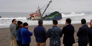 COMIENZAN LOS TRABAJOS PARA EL RETIRO DE RESIDUOS PESQUEROS DE EMBARCACIÓN ENCALLADA EN CALETA TAUCÚ