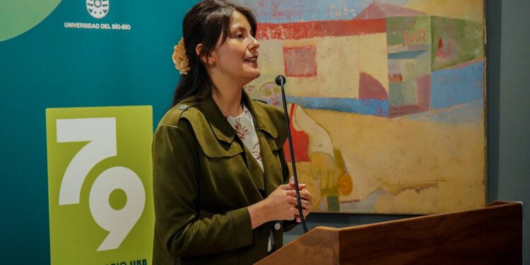 Exposición de Hernando León marca la reapertura de la Sala Marta Colvin en el Centro de Extensión UBB