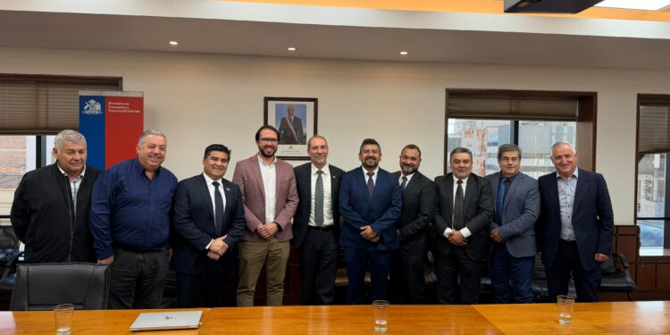 DIRIGENTES DEL TRANSPORTE MAYOR SE REUNIERON CON MINISTRO DE GRANGE EN BUSCA DE SOLUCIONES A PROBLEMAS QUE AFECTAN AL SECTOR