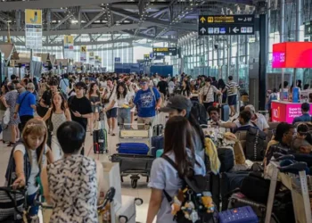 Por qué el combustible para aviones es especialmente vulnerable a la guerra en Irán (y cómo puede afectar a nuestras vacaciones)