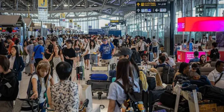 Por qué el combustible para aviones es especialmente vulnerable a la guerra en Irán (y cómo puede afectar a nuestras vacaciones)