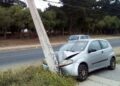 Automovil choca contra poste de alumbrado público en Ñuble