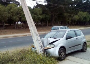 Automovil choca contra poste de alumbrado público en Ñuble