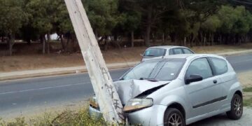 Automovil choca contra poste de alumbrado público en Ñuble