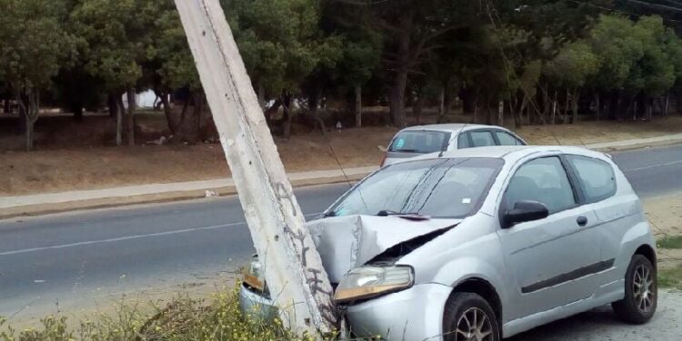 Automovil choca contra poste de alumbrado público en Ñuble