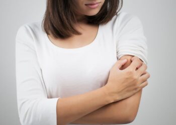 Dolor crónico y sin causa visible: por qué la fibromialgia afecta más a mujeres entre los 30 y 60 años