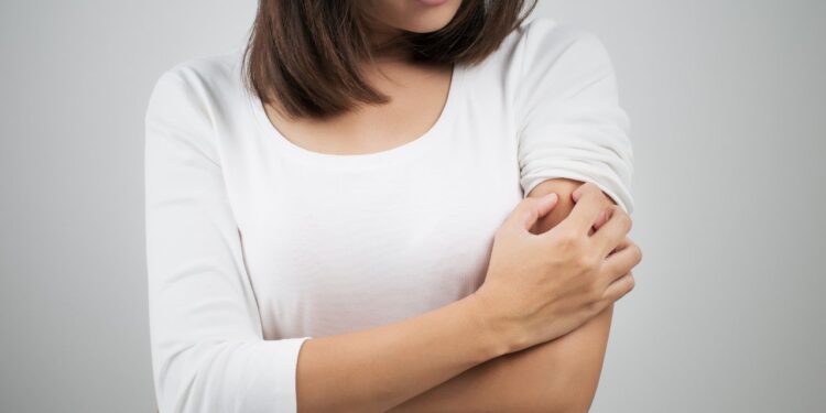 Dolor crónico y sin causa visible: por qué la fibromialgia afecta más a mujeres entre los 30 y 60 años