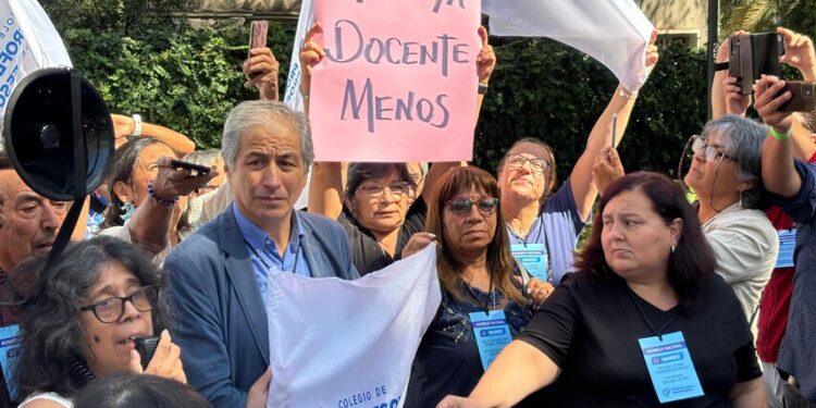COLEGIO DE PROFESORES POR APROBACIÓN “ESCUELAS PROTEGIDAS” REITERÓ QUE INICIATIVA DEL GOBIERNO “TIENE UN FIN MÁS BIEN COMUNICACIONAL, EFECTISTA Y NO APUNTA A LAS CAUSAS”.